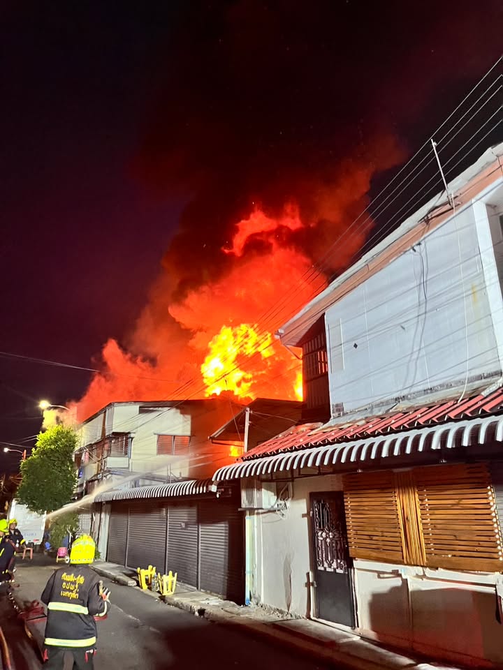 ด่วน-ไฟไหม้บ้าน-ลามแล้ว-2-หลังคาเรือน-ถนนอู่ทองนอก-เขตดุสิต-|-2026-10-18-11:29:00