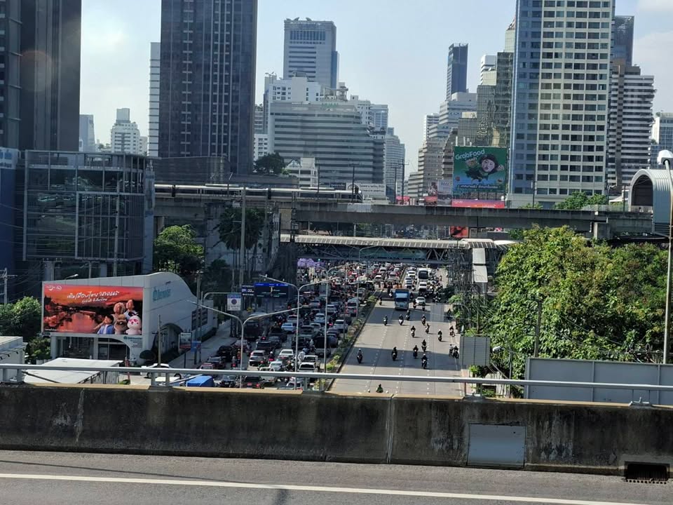 0933-น.-ถนนอโศก-ดินแดง-จากแยกพระราม-9-ไปอโศก-รถติดมาก-แน่นแ-|-2026-10-28-02:36:00